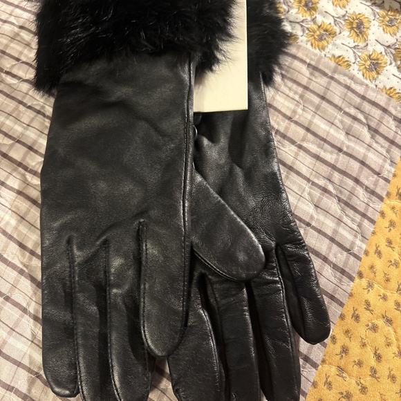 Woman’s black leather rabbit fur gloves - Picture 2 of 4